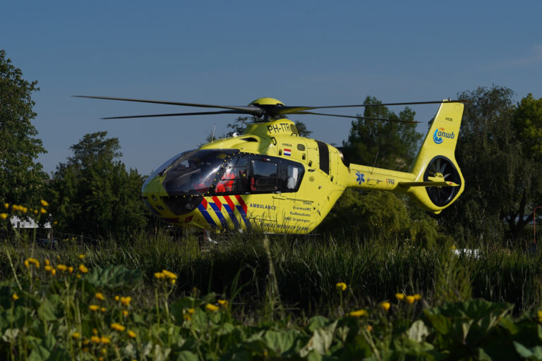 Traumahelikopter geland op dijk voor medische noodsituatie Westringdijk Nieuwerkerk aan den IJssel