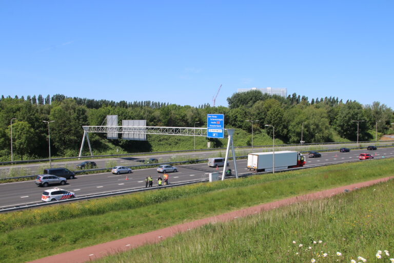 Rijstrook afgesloten door vrachtwagen met vastgelopen remmen Rijksweg A13 Den Haag