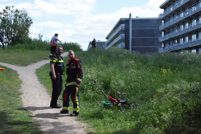 Grote zoekactie na aangetroffen kinderdriewielers langs waterkant Alberdingk Thijmlaan Waddinxveen