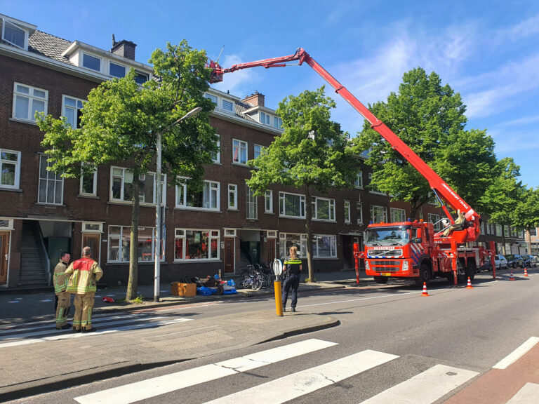 TV-schotel zorgt voor gevaarlijke situatie Franselaan Rotterdam