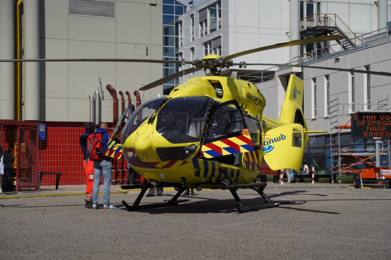 Traumahelikopter brengt patiënt van Duitsland terug naar Nederland Prins Constantijnweg Capelle aan den IJssel