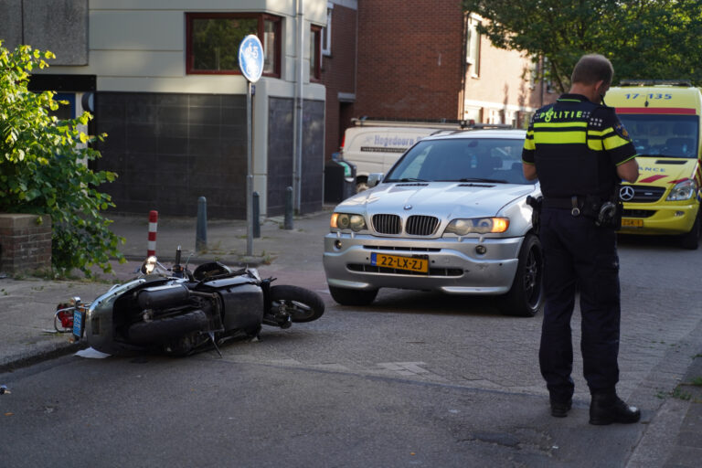 Scooterrijder gewond na aanrijding Lissabonerf Rotterdam