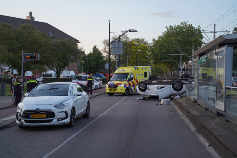 Personenauto belandt op zijn kop na aanrijding Groene Hilledijk Rotterdam