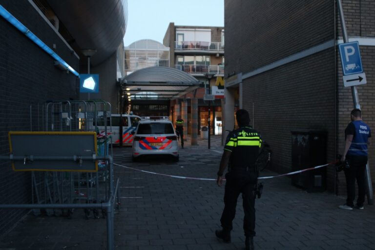 Zwaargewonde na steekpartij bij winkelcentrum Zomerakker Spijkenisse