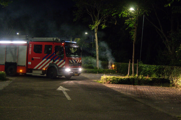 Brand in struiken op parkeerterrein voetbalvereniging Bradleystraat Sittard