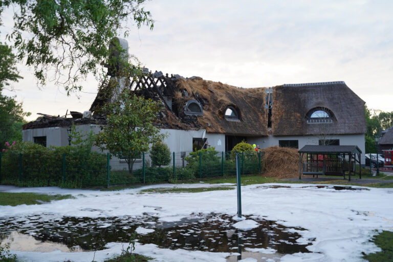 Brand in rietenkap woning heeft alles verwoest Weteringpark Capelle aan den IJssel