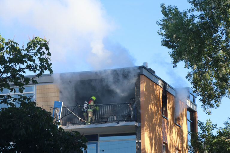 Brand na explosie in flatwoning Vignolastraat Rotterdam (video)