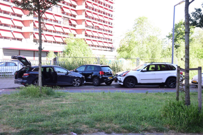 Auto met verdachte schietpartij crasht Dordtsestraatweg Rotterdam