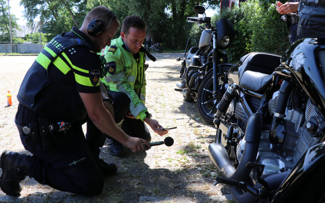 Politie controleert motoren en scooters op parkeerplaats Waalplantsoen Krimpen aan den IJssel