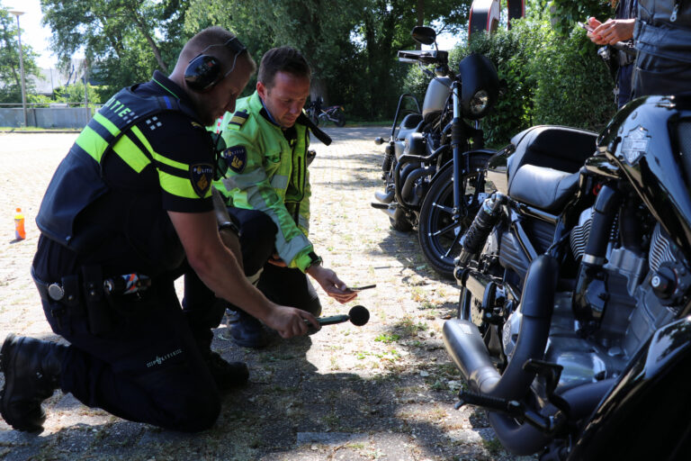 Politie controleert motoren en scooters op parkeerplaats Waalplantsoen Krimpen aan den IJssel (video)