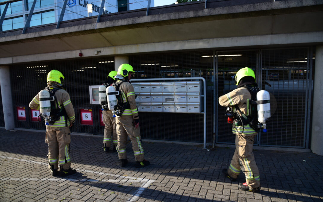 Brandweer onderzoekt rookontwikkeling in kantoorpand Waalhaven Zuidzijde Rotterdam