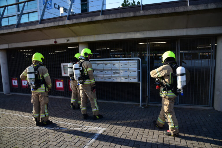 Brandweer onderzoekt rookontwikkeling in kantoorpand Waalhaven Zuidzijde Rotterdam