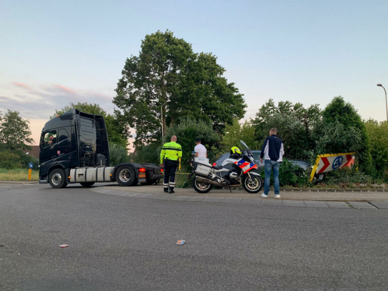 Mercedes rijdt rechtdoor rotonde op na uitwijkmanoeuvre Goudse Houtsingel Gouda