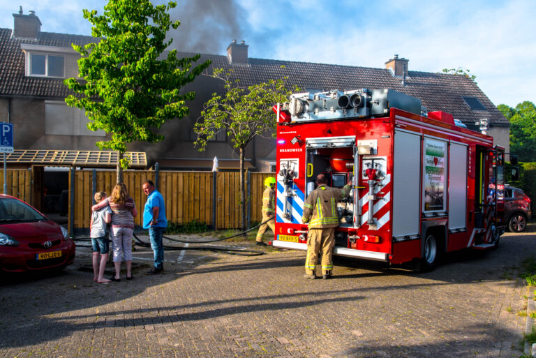 Oplader veroorzaakt forse brand in woning Meerkoet Hoogvliet Rotterdam