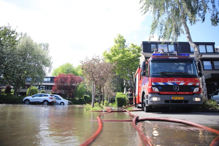 Natte enkels door forse waterlekkage omgeving Deborah hoeve Gouda