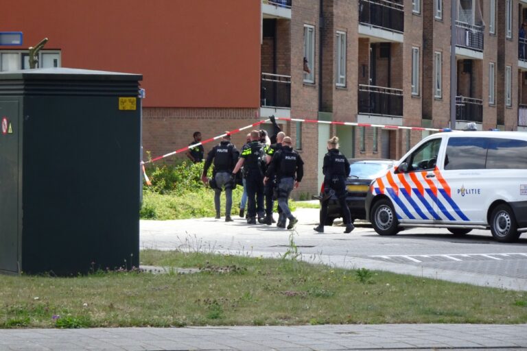 Politiemacht haalt boze buurman uit woning Pirandellostraat Rotterdam