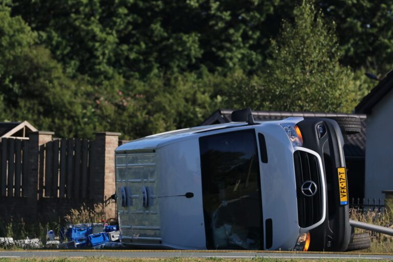 Bestelbus met gevaarlijke stoffen gekanteld Zuidelijke Rondweg Waddinxveen