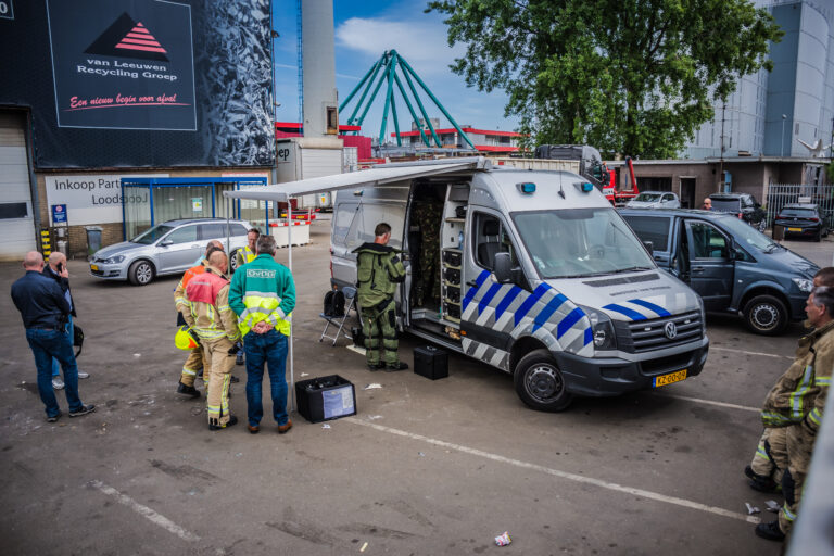 Handgranaat in auto aangetroffen op bedrijfsterrein Doklaan Rotterdam