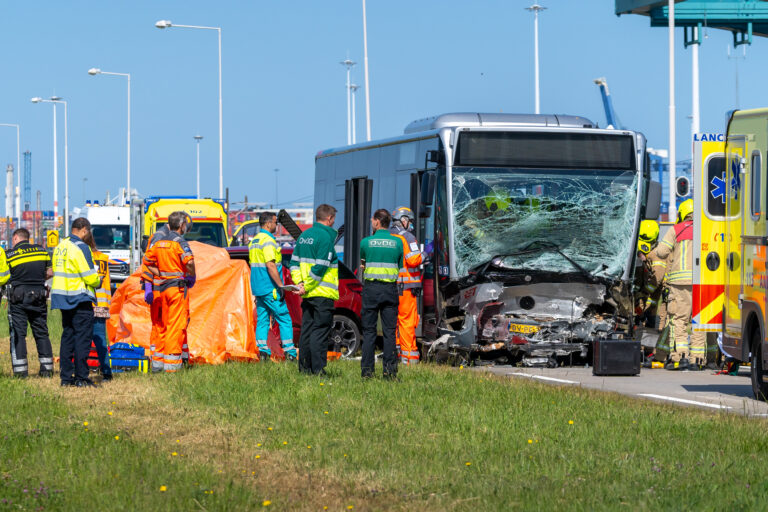 Automobilist overleden na frontale aanrijding met stadsbus op Vondelingenweg in Hoogvliet Rotterdam (video)