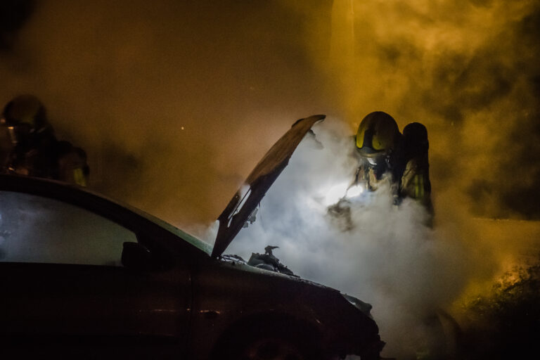 Twee geparkeerde auto’s zwaar beschadigd door brand in Vlaardingen