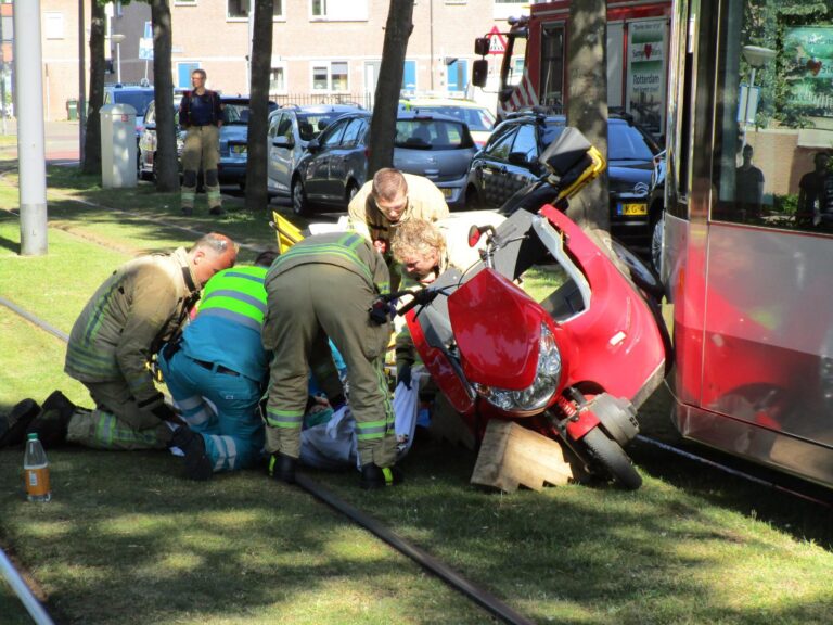 Vrouw in scootmobiel aangereden door tram Schinnenbaan Rotterdam