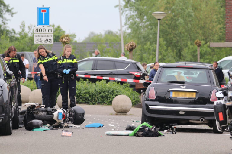 Zwaar ongeluk tussen auto en scooter Van Zoestkade Lekkerkerk