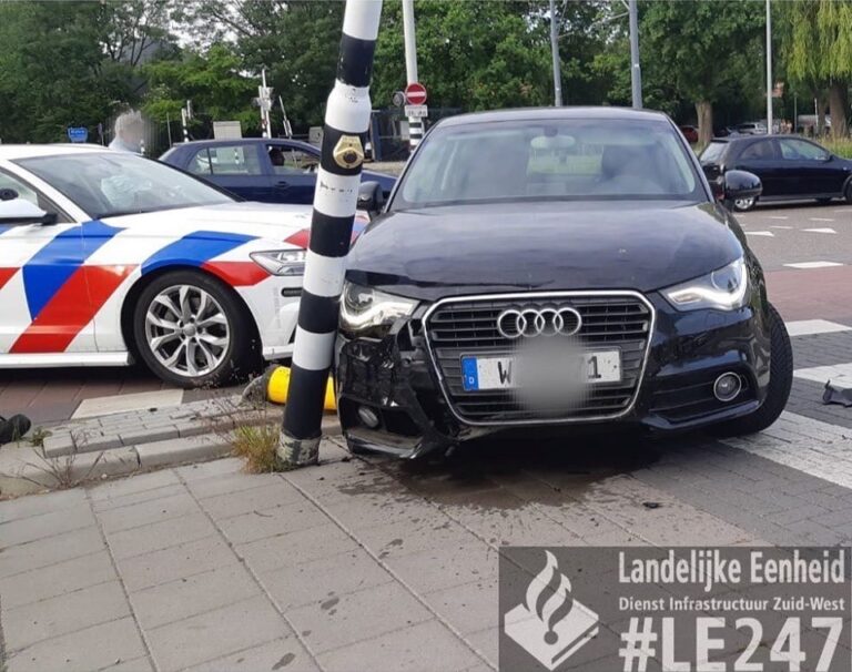 Automobilist crasht auto voor politiebureau in Schiedam na achtervolging