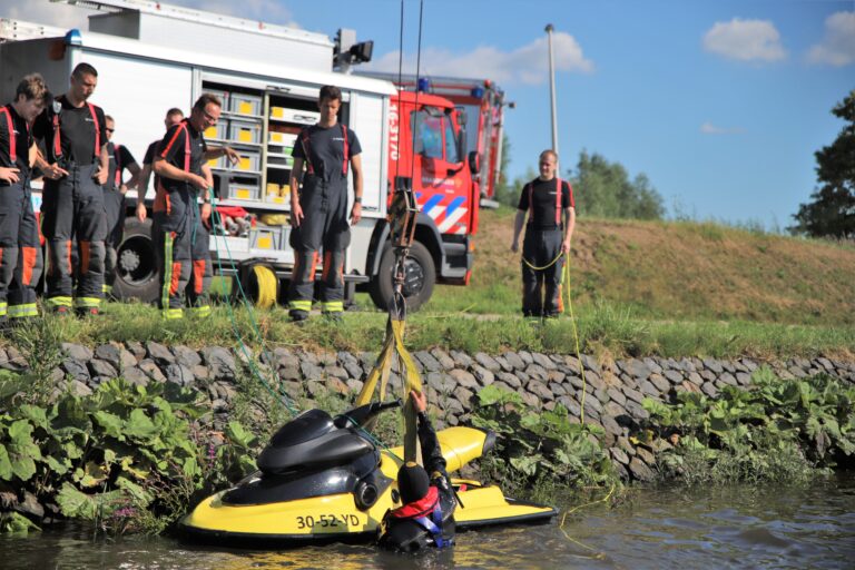 Brandweer helpt jetskiër in problemen in Gouda