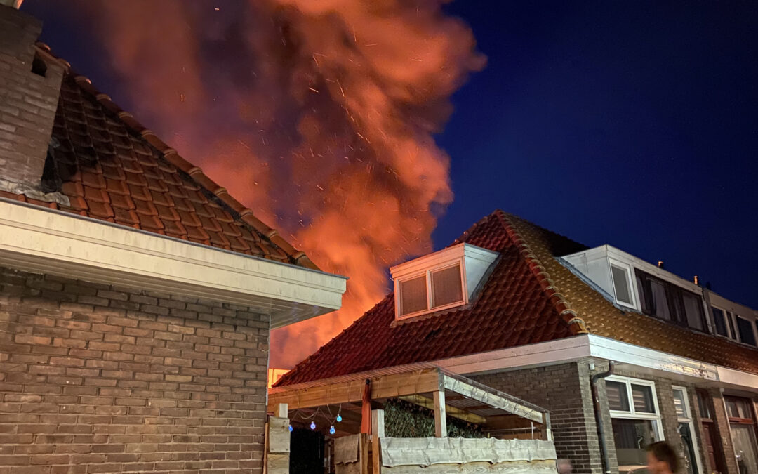 Flinke rookontwikkeling bij uitslaande schuurbrand Bilderdijkstraat Gouda
