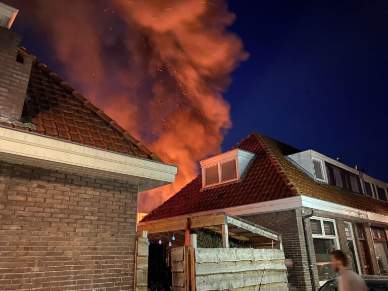 Flinke rookontwikkeling bij uitslaande schuurbrand Bilderdijkstraat Gouda