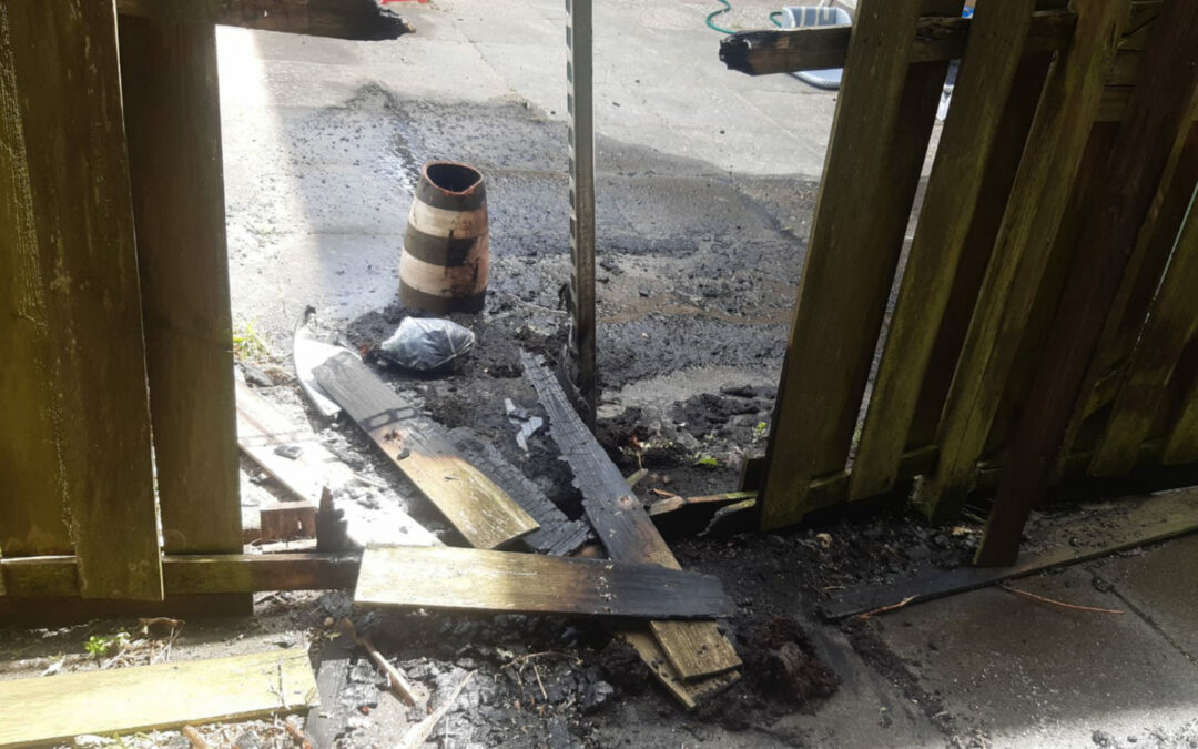 Schutting door brand verwoest Ieplaan Waddinxveen