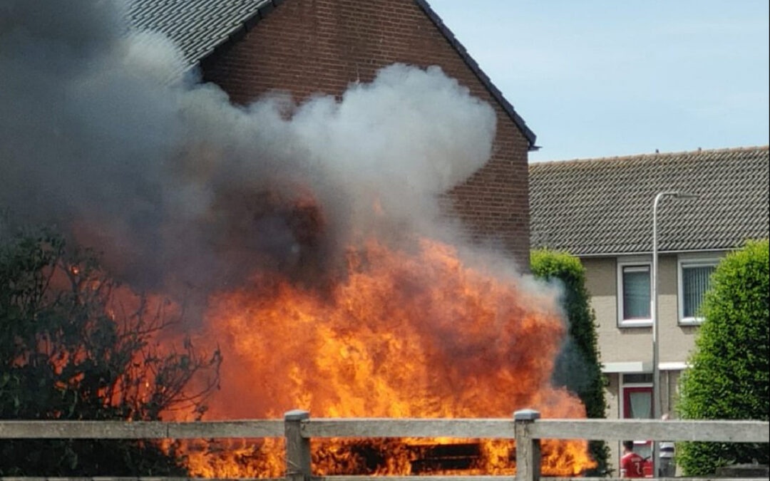 Enorme vlammenzee bij brand in schuur Reinier de Graafstraat Schoonhoven