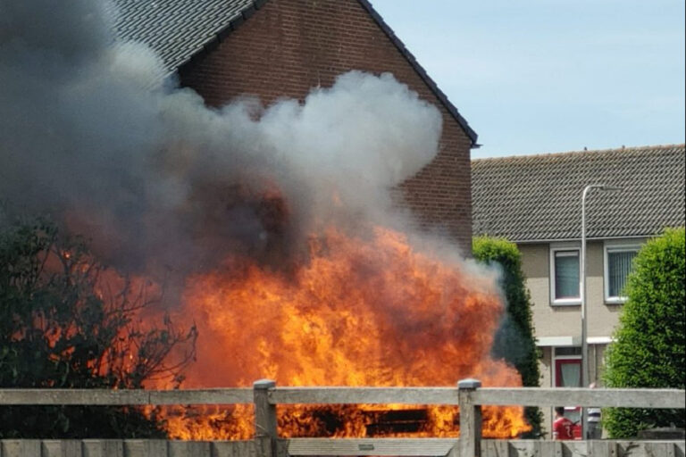 Enorme vlammenzee bij brand in schuur Reinier de Graafstraat Schoonhoven