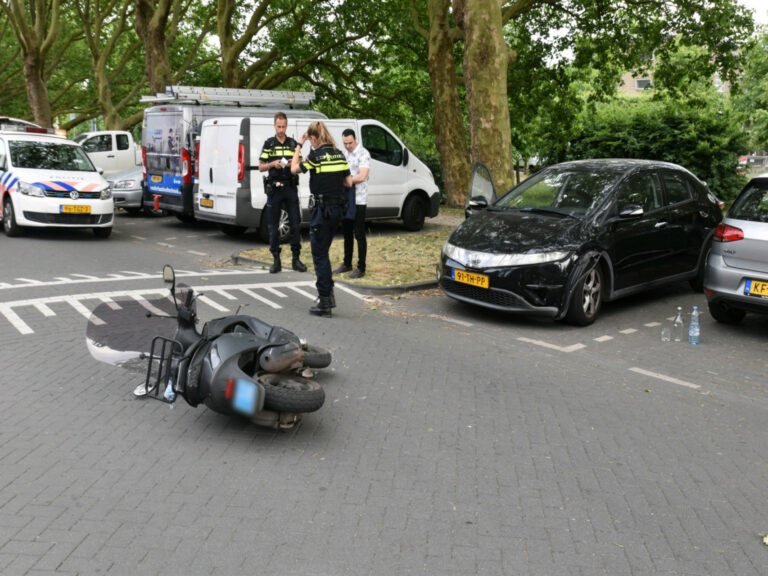 Scooterrijder botst op auto na verlaten parkeerplaats Hugo de Grootstraat Schiedam