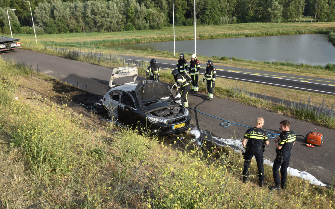 Auto verwoest door brand, vermoedelijk brandstichting Rijksweg A15 Pernis