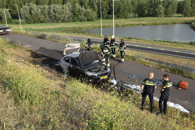 Auto verwoest door brand, vermoedelijk brandstichting Rijksweg A15 Pernis