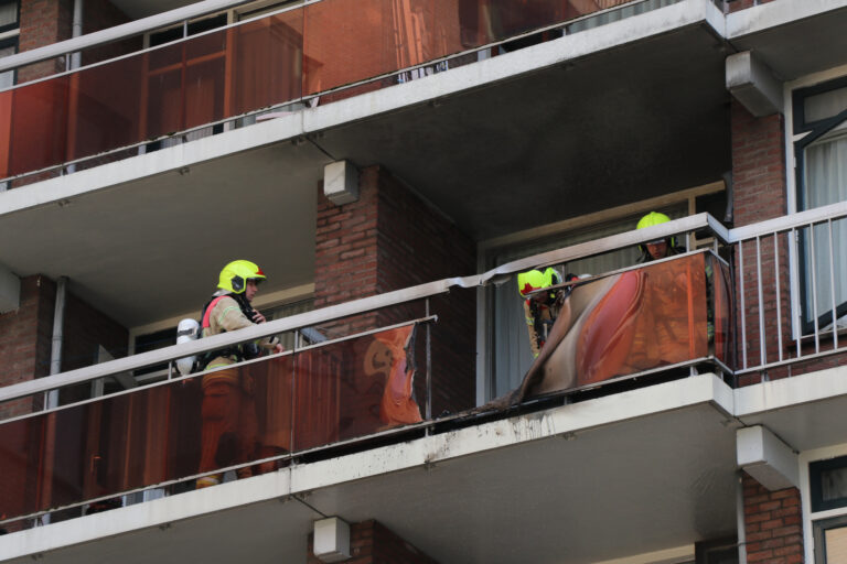 Balkonhek weggesmolten door brand Kerklaan Capelle aan den IJssel (video)