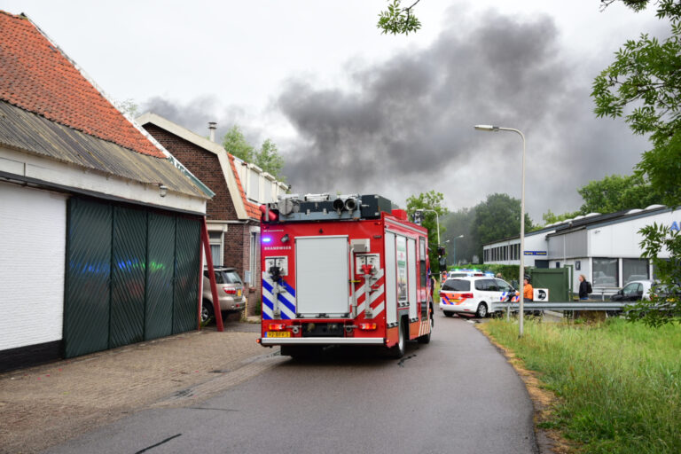 Forse rook bij brand in leegstaande loods aan Kruisdijk in Poortugaal