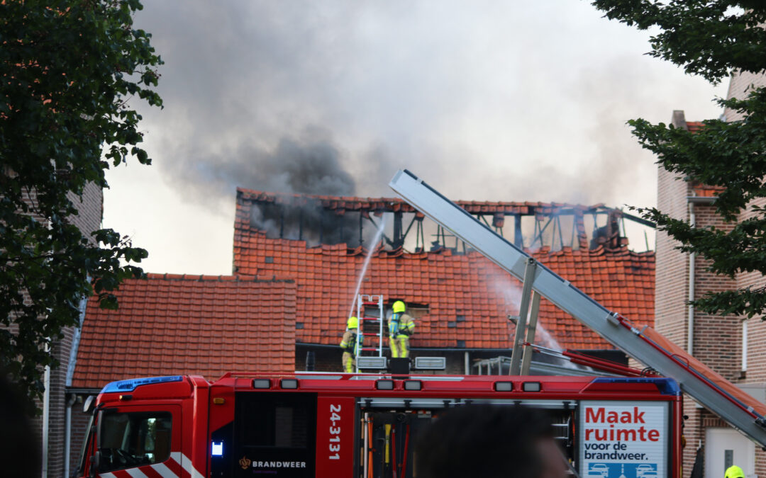 Uitslaande brand legt schuur in as Molenstraat Born