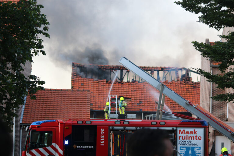 Uitslaande brand legt schuur in as Molenstraat Born