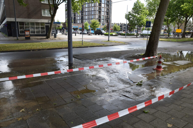 Straat blank na gesprongen waterleiding in Charlois Slinge Rotterdam
