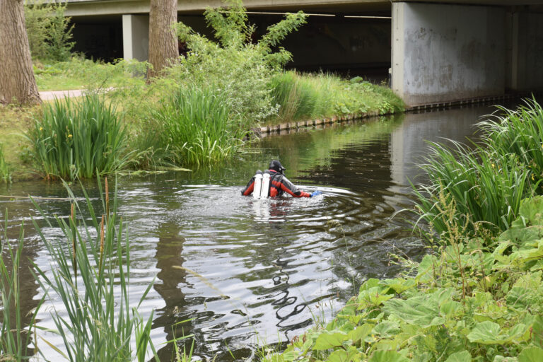 Brandweer onderzoekt melding persoon te water Nieuwe Damlaan Schiedam