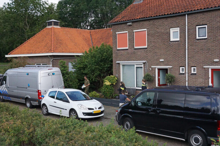 Politie en EOD doen onderzoek in woning Esdoornlaan Waddinxveen