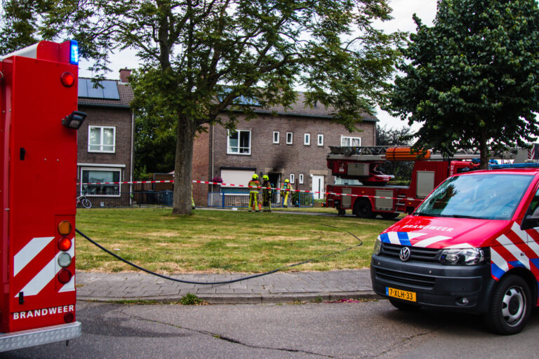 Katten gered bij brand in schuur en woning Portonnekuilstraat Geleen