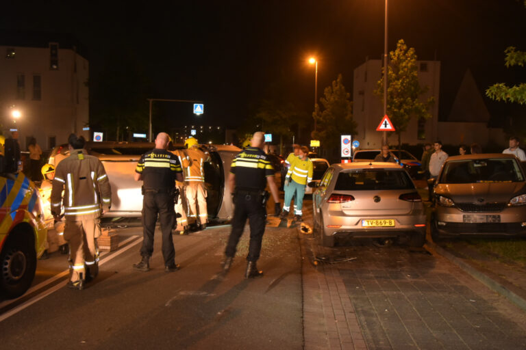 Vrouw verliest macht over het stuur en botst op meerdere geparkeerde auto’s Portlandse Baan Rhoon