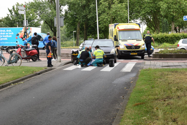 Fietsster gewond bij aanrijding met auto op rotonde Gordelweg Rotterdam