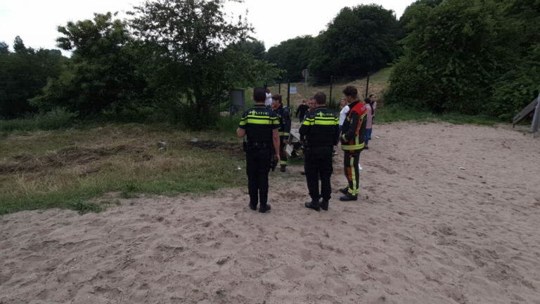 Kampvuur geblust door buurtbewoners Plaswijckweg Gouda