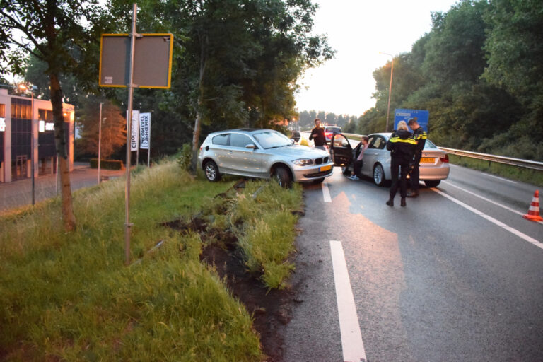 Auto vliegt uit de bocht en belandt op vangrail Goudsestraatweg Reeuwijk