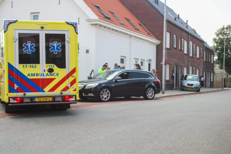 Behoorlijke schade na aanrijding op doorgaande weg Molendijk Simonshaven