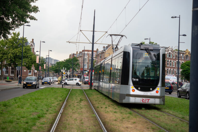 Auto botst met tram Heemraadssingel Rotterdam